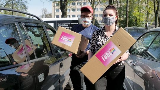 Świdnik przyjął uchwałę antyLGBT. A działacze Marszu Równości przywieźli tu dziś maseczki ochronne