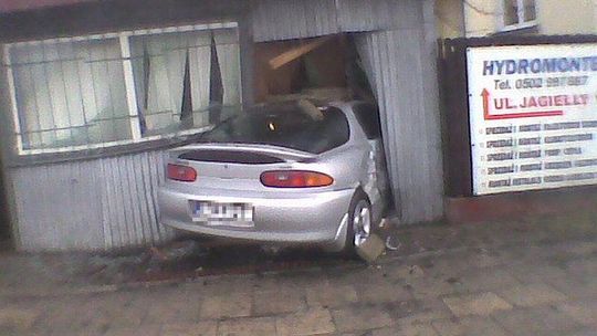 Świdnik: Samochód wjechał w blaszany kiosk