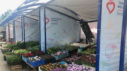 Świdnik: Stoiska na targu z nowymi osłonami. Zadaszenie jest z folii black out