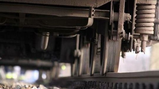 Świdnik. To się nazywa szczęście. Pijany usnął na torach, a drezyna przejechała nad nim 