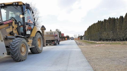 Świdnik: Ulica Fiołkowa z betonu. Wałowanego