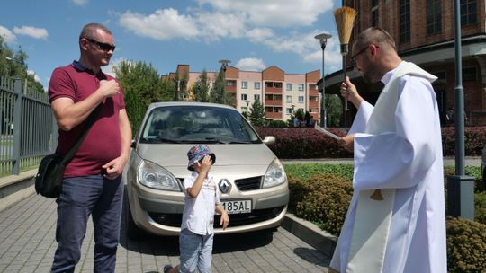 Święcenie samochodów w lubelskich kościołach. Żeby kierowcy zawsze używali ich mądrze