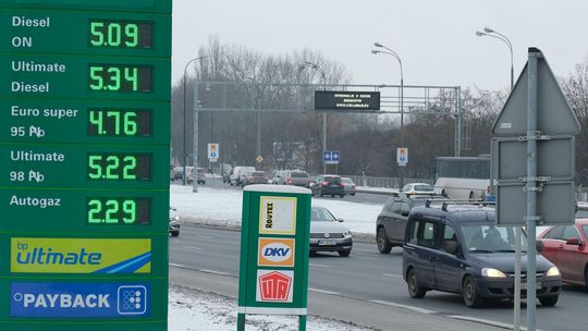 Święta na tańszym paliwie. Do kiedy utrzymają się obniżki?