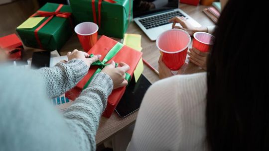 Święta w firmie - jak budować relacje przez prezenty? O trendach 2025 mówi ekspert GiftDesign.pl