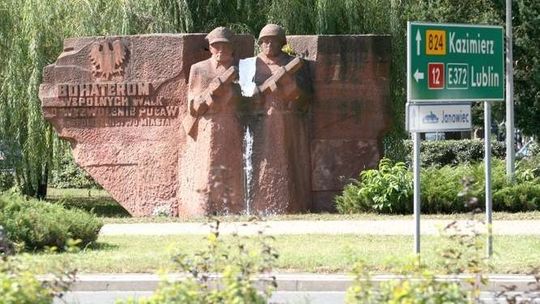 Świetlny napis przegrał z nowym pomnikiem. "Łamiecie zasady i nie traktujecie mieszkańców poważnie"