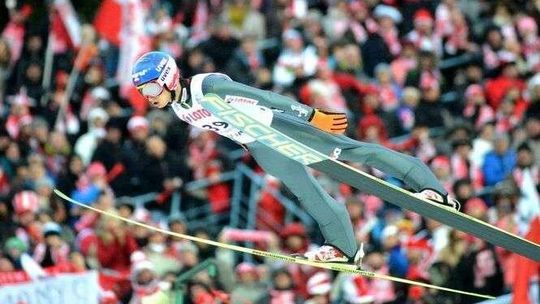 Świetne skoki i historyczna wygrana Polaków