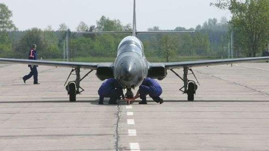 Święto 4. Skrzydła Lotnictwa Szkolnego w Dęblinie: Apel, orkiestra i powietrzna defilada