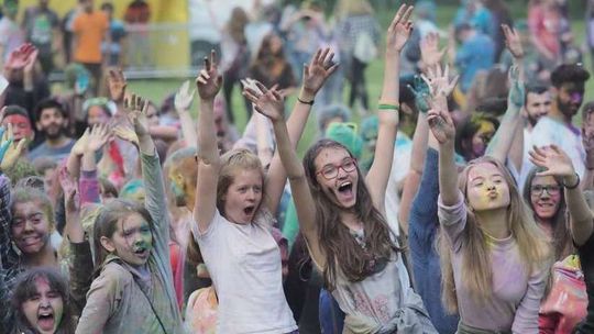Święto Kolorów w Lublinie. Kolorowy proszek, kolorowe okulary i DJe
