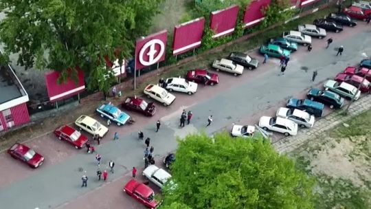 Święto kultowego polskiego auta. Pod fabrykę zjechali pasjonaci [wideo]