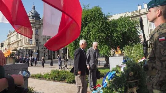 Święto Narodowe Trzeciego Maja. Złożyli kwiaty pod pomnikiem Konstytucji [zdjęcia]