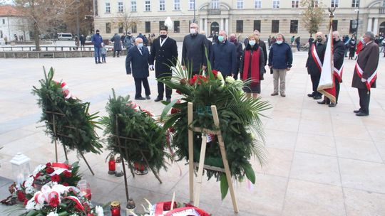 Święto Niepodległości w Lublinie. Kwiaty pod pomnikiem Piłsudskiego