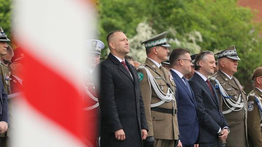 Funkcjonariusze Straży Granicznej podczas centralnych obchodów 35-lecia formacji na Placu Zamkowym w Lublinie. Mimo deszczowej pogody w uroczystościach uczestniczyły setki osób, a ponad 300 funkcjonariuszy otrzymało pierwszy stopień oficerski.
