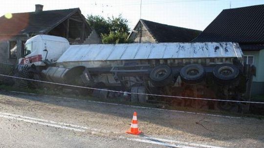 Świętokrzyskie: TIR przebił ogrodzenie i wjechał do parterowego domu