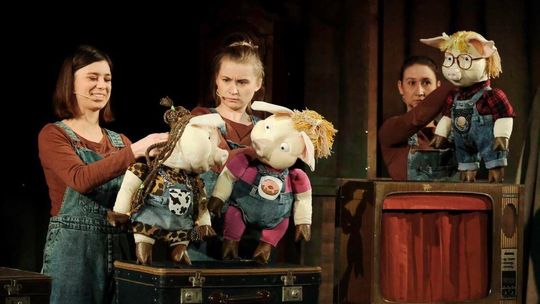 Świnki, wilk i leśniczy czekają na widzów. Spektakl Teatru Andersena dla najmłodszych [zdjęcia]