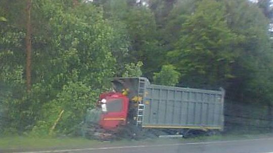 Sycyna: Zasnął za kierownicą i uderzył ciężarówką w drzewo