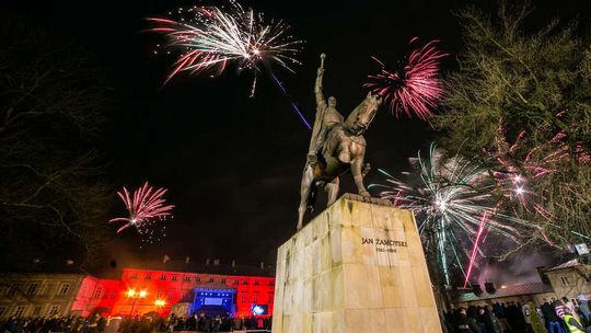 Sylwester 2024 w Zamościu. Lodowisko, lasery i życzenia od prezydenta