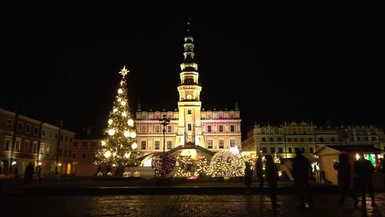 Sylwester w Zamościu. Pokaz fajerwerków na koniec starego i początek nowego roku [wideo]
