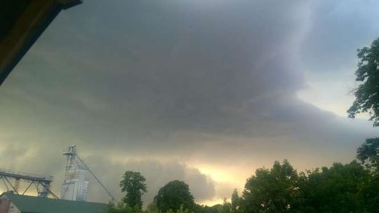 Synoptycy ostrzegają przed burzami z gradem. Mocno powieje