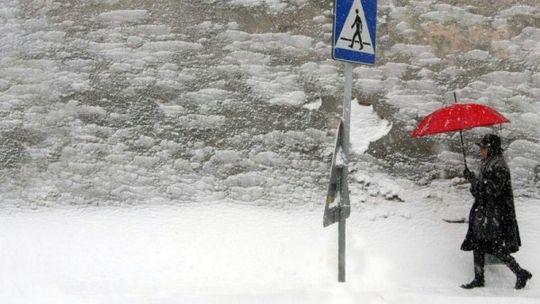Synoptycy ostrzegają przed wichurami i zawiejami śnieżnymi. Drogowcy gotowi