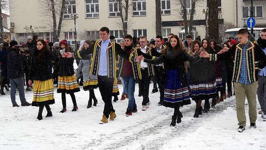 Sypał śnieg, a oni tańczyli poloneza w centrum miasta