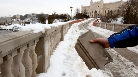 Sypią się balustrady przy ul. Zamkowej. Dopiero zbudowali, a już do remontu