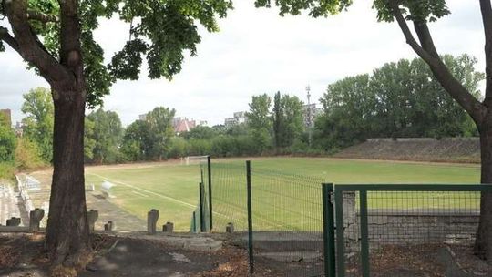 Sypiący się stadion na Wieniawie czeka na decyzję UEFA. Najpierw remont boisk treningowych