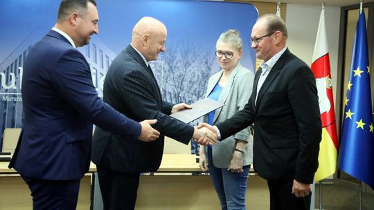 Sypnęli kasą, aby rolnicy mieli lepszy dojazd do pól