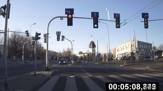 System Zarządzania Ruchem: Kierowca 5 minut stał na światłach (wideo)