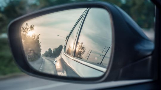 Systemy monitorowania martwego pola (BSM) – czy rzeczywiście poprawiają bezpieczeństwo?