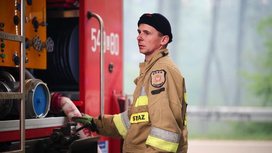 Pożar w powiecie biłgorajskim wybuchł we wtorek po południu w Puszczy Solskiej, gdzie są m.in. rezerwaty przyrody, parki krajobrazowe, obszary sieci Natura 2000, pomniki przyrody i tereny ochrony gatunkowej roślin i zwierząt. Do środy wieczorem pożar objął w sumie ok. 500 ha.