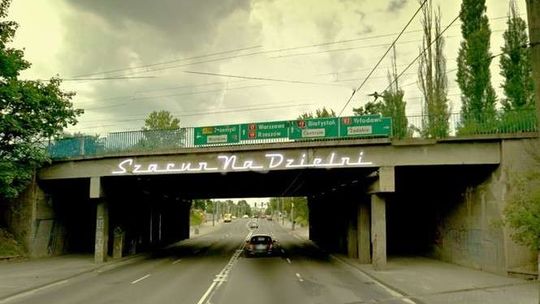 "Szacun na dzielni. Szacun na mieście". Neon nad Drogą Męczenników Majdanka powita i pożegna