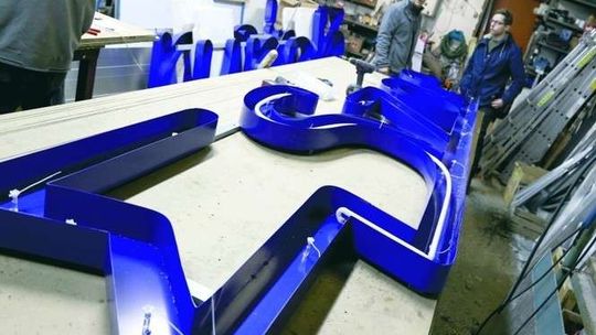 „Szacunek na mieście”. Bronowice powitają neonem, zaczyna się montaż