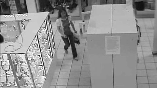 Szafka w hipermarkecie jest otwierana na kod. A ludzie wpisują ten sam