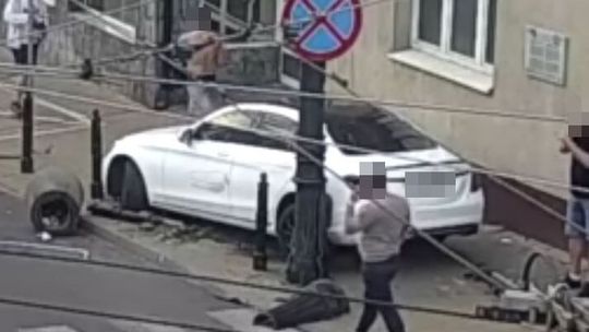 Szalał mercedesem i skasował latarnię. We krwi miał 1,5 promila alkoholu