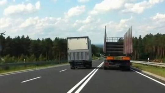 Szaleńcza jazda ciężarówki na \"drodze śmierci\" (wideo)