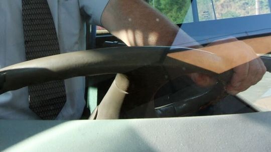 Szalenie niebezpieczny kurs busem. Pasażerowie prosili kierowcę, żeby się zatrzymał