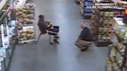 Szaleniec w supermarkecie groził dziecku nożem (zobacz film)