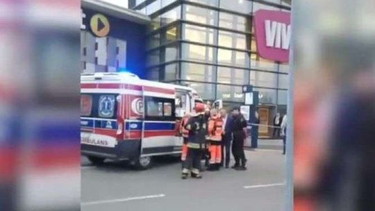 Szaleniec z centrum handlowego dźgał ludzi bagnetem. Poprawia się stan rannych