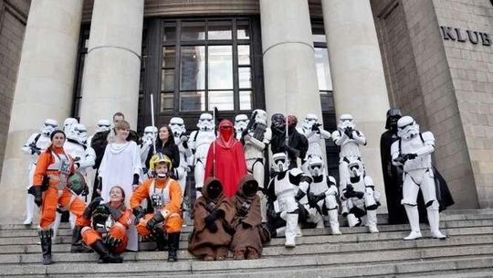 Szaleństwo Gwiezdnych Wojen. Legioniści przebierają się i pomagają innym