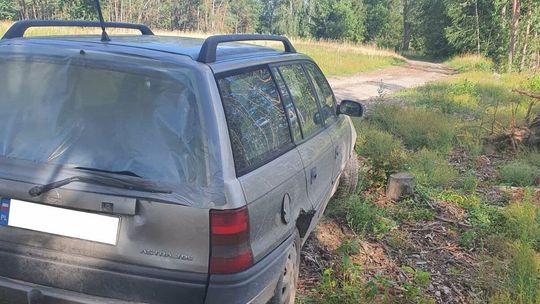 Szalona ucieczka dziecka przed policjantami. Opel zawisł na pniu