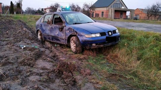 Szalona ucieczka kierowcy seata zakończona dachowaniem w polu. W środku były dwie osoby