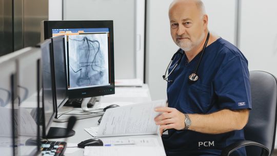 Międzynarodowy zespół kardiologów podczas zabiegów na żywo w Szpitalu Kardiologii Inwazyjnej Ikardia w Nałęczowie.
