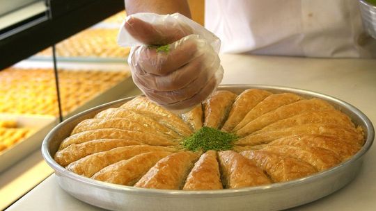 Szarlotka jest, baklawa też, a sernika nie ma. Po jakie słodkości najchętniej sięgamy w naszym regionie?