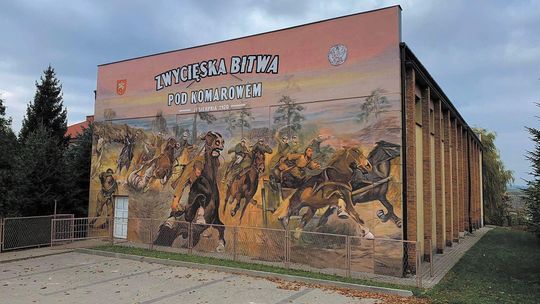 Szarżują szwoleżerowie mjr. R. Ruppa. Mural na szkolnej ścianie upamiętnia bitwę pod Komarowem