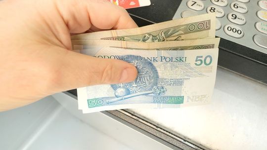 Szczebrzeszyn. Zniknęły mu pieniądze i karta płatnicza. Złodziej szybko z niej skorzystał