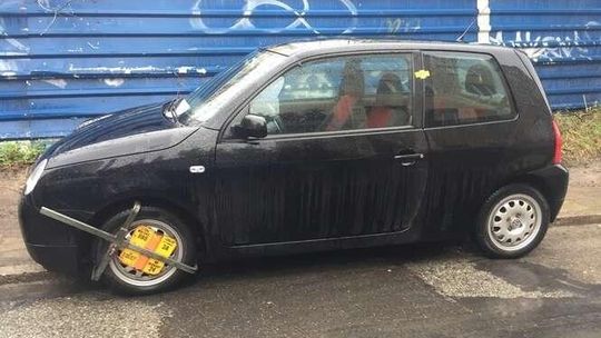 Szczęki na kołach aut przy ul. Czechowskiej. Akcja Straży Miejskiej