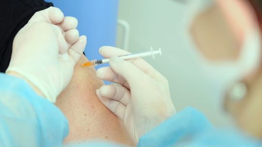 Szczepienia dla osób 40-59 lat. Jak się zapisać, jakie są terminy?