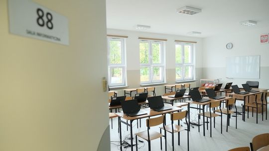 Szczepienia i wietrzenie sal. Rekomendacje MEN dla szkół na wrzesień