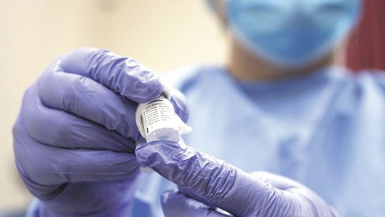 Szczepienia nauczycieli przeciw COVID-19. Są chętni, ale są też obawy