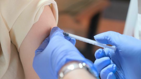 Szczepienia przeciw COVID-19. Od dzisiaj niektórzy pacjenci i medycy mogą zapisywać się na przypominającą dawkę